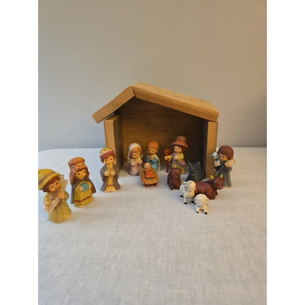 Vintage Nativity Set with Stable And 13 Figurines